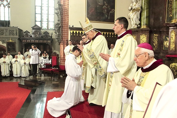 Jednym z elementów obrzędu święceń jest nałożenie rąk  przez biskupa.