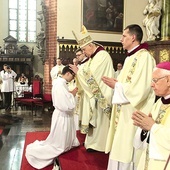 Jednym z elementów obrzędu święceń jest nałożenie rąk  przez biskupa.