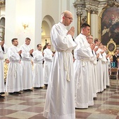 ▲	Nowo wyświęceni diakoni mogą m.in. udzielać chrztu, asystować przy zawieraniu małżeństw oraz przewodniczyć liturgii pogrzebowej.
