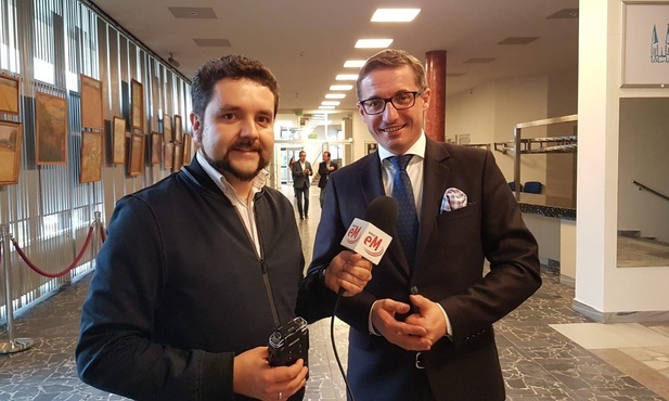 Prezydent Piotr Kuczera (z prawej) z reporterem Radia eM Marcinem Ićkiem