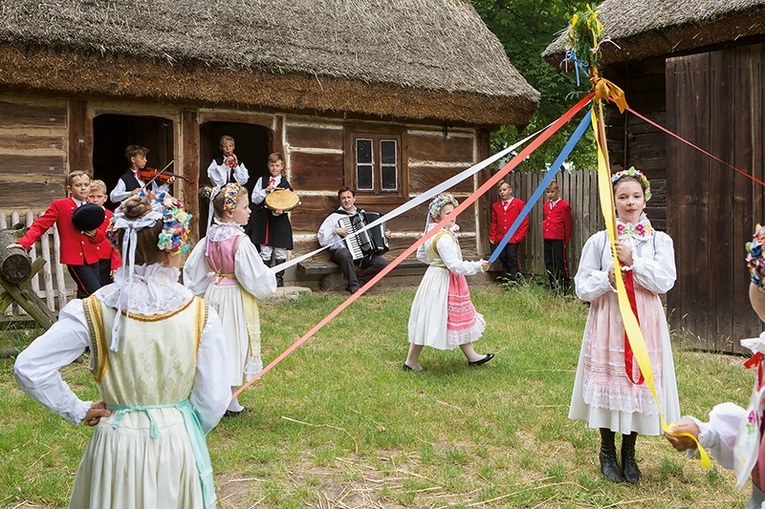 Zespół Tańca Ludowego „Cybinka-Grodzisk”.