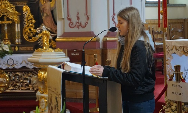Uczennica I LO rozpoczęła lekturę Ewangelii św. Jana.