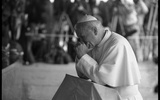 Ludzie za wstawiennictwem św. Jana Pawła II doświadczają wielu łask.