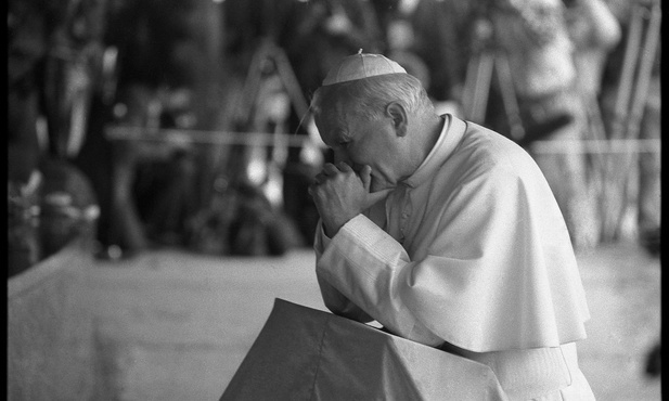 Ludzie za wstawiennictwem św. Jana Pawła II doświadczają wielu łask.