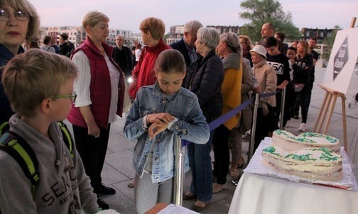Najmłodsi nie mogli się już doczekać tortu na urodziny Jana Pawła II.