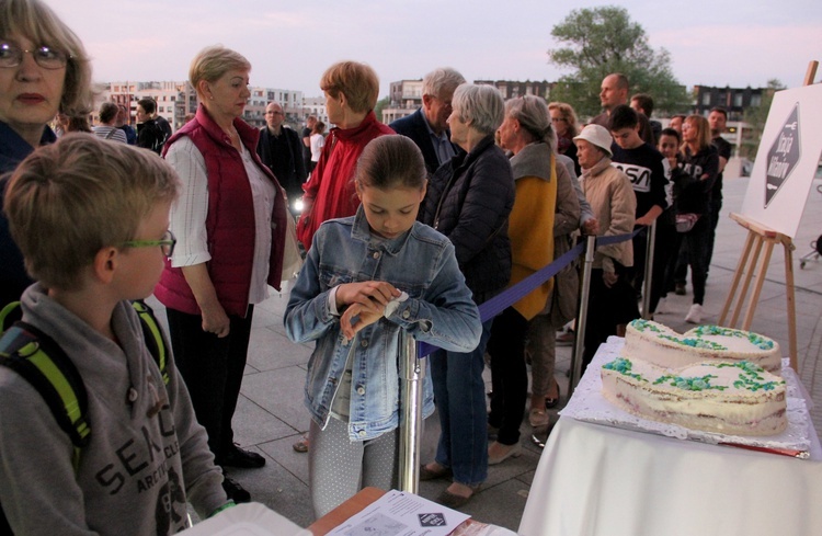 Najmłodsi nie mogli się już doczekać tortu na urodziny Jana Pawła II.