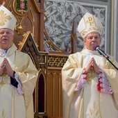 Od lewej biskupi: Adam Odzimek, Henryk Tomasik i Piotr Turzyński.