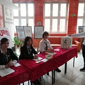 Śląskie: nastolatkowie głosują w eurowyborach w ramach akcji edukacyjnej "Młodzi głosują"