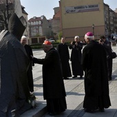 Kard. Stanisław Dziwisz w Świdnicy przy pomniku św. Jana Pawła II