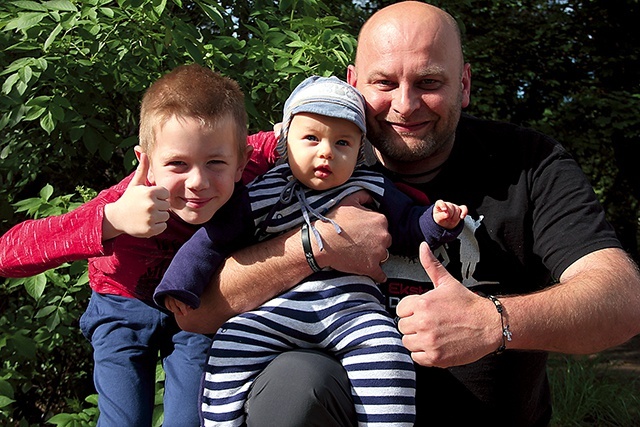 ▲	Pan Lesław z Zielonej Góry jest szczęśliwym mężem Olgi i ojcem trójki dzieci:  Aleksandra (7 lat)  i Jakuba (6 miesięcy), a także Laury (9 lat).