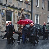 ▲	Figura i relikwie niesione były ulicami w strugach deszczu.