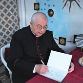 ▲	Ksiądz Stanisław podpisywał nowiutkie egzemplarze.