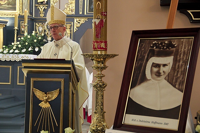 ▲	Arcybiskup Skworc, a z prawej – Ślązaczka w drodze na ołtarze.