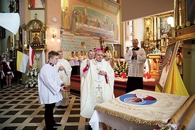 Biskup poświęcił sztandar dla placówki. 