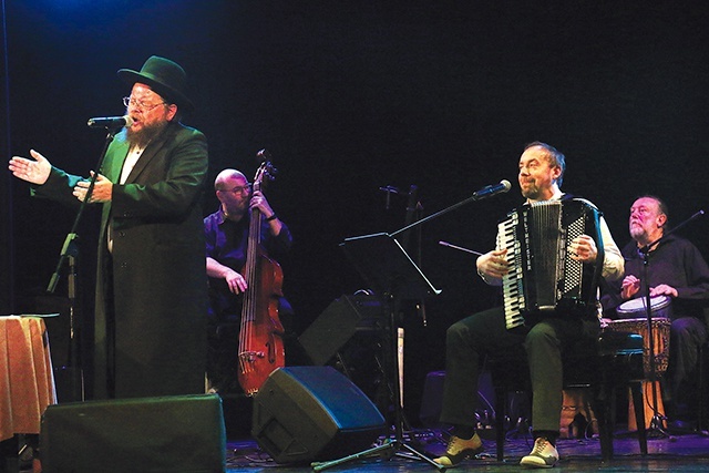 ▲	Koncert muzyki chasydów pt. „Chojze – Widzący z Lublina”. Wśród koncertujących wystąpił Symcha Keller (z lewej).