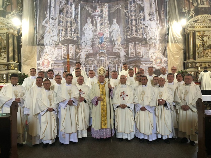 Wspólne pamiątkowe zdjęcie jubilatów z biskupem.
