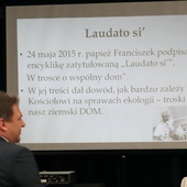 Lubań. Konferencja dla księży na wysypisku