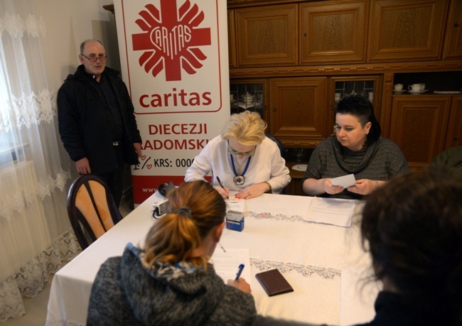 Radomska Caritas rozpoczęła wypłacanie doraźnej pomocy finansowej.
