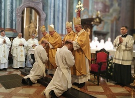 Swojego błogosławieństwa diakonom udzielili biskupi obecni na uroczystości.