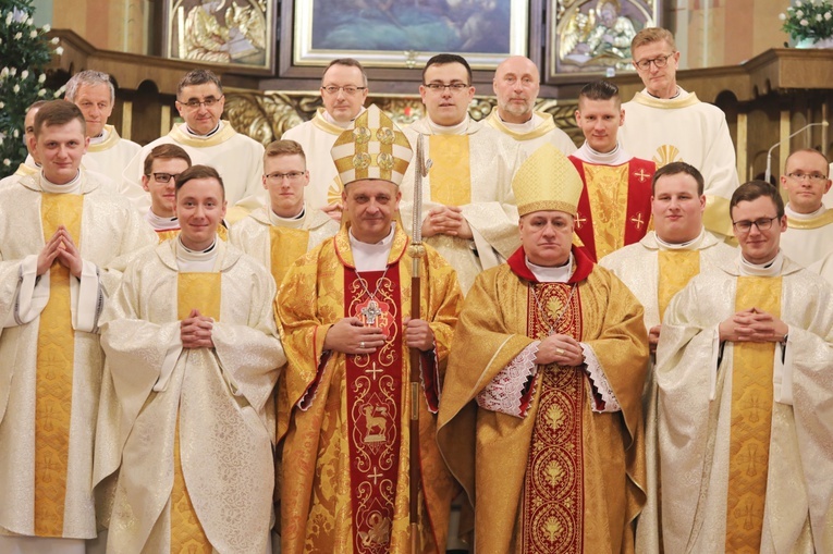 Neoprezbiterzy z bp. Romanem Pindlem, bp. Piotrem Gregerem, przełożonymi seminarium i księżmi proboszczami na wspólny zdjęciu w katedrze.
