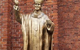 Barwice. Zniszczony pomnik papieża
