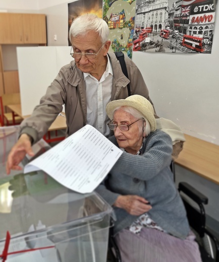 100-letnia sanitariuszka powstania warszawskiego zagłosowała w wyborach