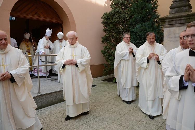 Opole. Przeniesienie do katedry ciała śp. biskupa Jana Bagińskiego