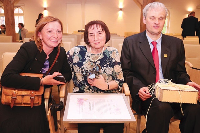 Od lewej: Justyna Dulemba – autorka statuetki, Alicja Szymczak – laureatka nagrody oraz Krzysztof Wostal – gość specjalny gali.