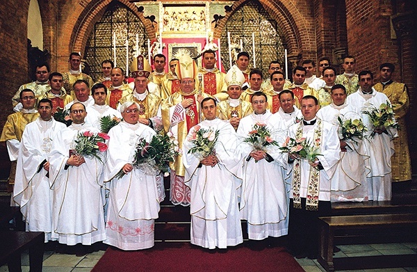 Zdjęcie zrobiono po liturgii święceń we wrocławskiej archikatedrze w 2004 roku.