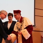 Abp Celestino Migliore z tytułem doktora honoris causa