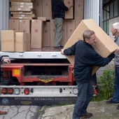 Wózki inwalidzkie trafiły najpierw do magazynu Caritas Diecezji Radomskiej. Stąd zostaną przekazane potrzebującym w całym kraju.