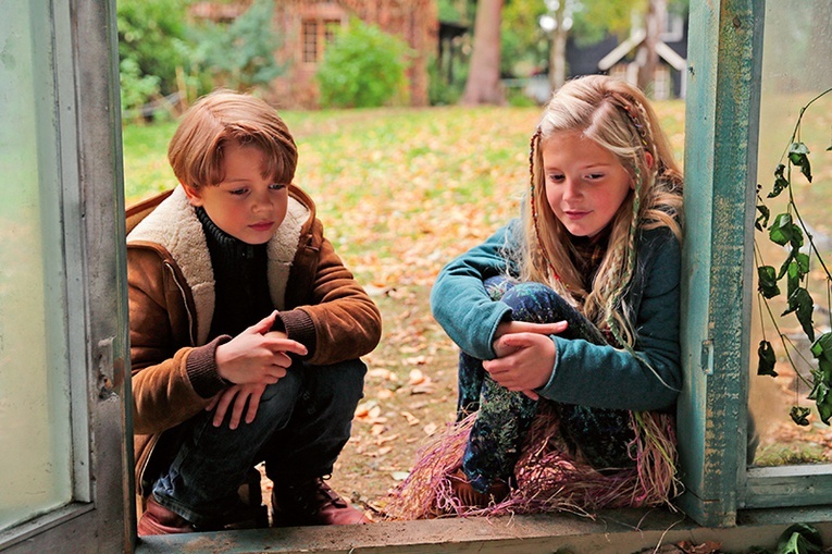 Dawid (Leo Stubbs) i Monika (Julia Odzimek)  szukają pomocy w świecie fantazji.