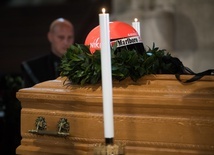 Tysiące osób na pogrzebie byłego mistrza świata Formuły 1 Nikiego Laudy