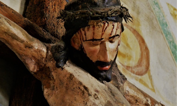Figura Chrystusa z krzyża wiszącego w kruchcie kaplicy płońskiej została rozbita na kawałki