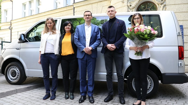Premier Mateusz Morawiecki przekazał rodzicom sześcioraczków kluczyki do samochodu