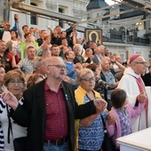 Na koniec bp Antoni zaintonował „Abyśmy byli jedno”, zachęcając, by ponad dwudziestotysięczny tłum złapał się za ręce.