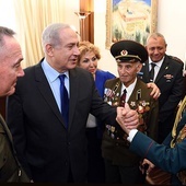 Benjamin Netanjahu i żydowscy weterani wojenni.