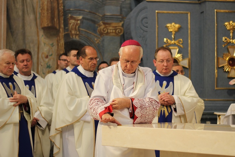 Podczas uroczystej Eucharystii bp Dziuba konserował nowy ołtarz. 