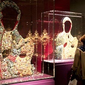 Najcenniejszymi eksponatami są dwie XVII-wieczne sukienki nakładane na ikonę. 