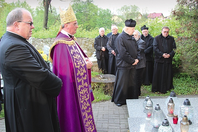 Łodygowiczanie modlili się w kościele i nad grobem zmarłego kapłana.