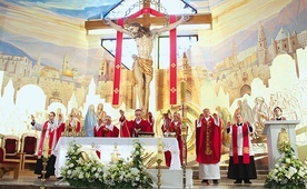 Włożenie rąk i modlitwa o zesłanie Ducha Świętego w kościele  św. Heleny w Nowym Sączu.