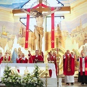 Włożenie rąk i modlitwa o zesłanie Ducha Świętego w kościele  św. Heleny w Nowym Sączu.
