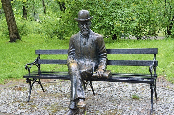 ◄	Rzeźba przedstawiająca autora „Lalki” w nałęczowskim parku zdrojowym.