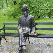◄	Rzeźba przedstawiająca autora „Lalki” w nałęczowskim parku zdrojowym.