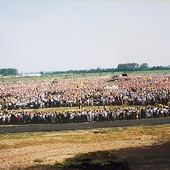 ▲	Tłumy wiernych podczas spotkania z Ojcem Świętym  6 czerwca 1999 roku. 
