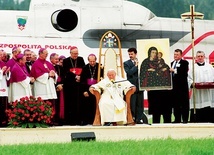 ▲	Spotkanie z Janem Pawłem II na gliwickim lotnisku 17 czerwca 1999 r.