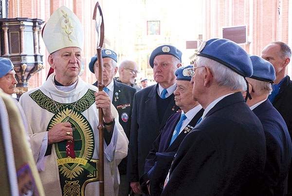 ▲	Z okazji obchodów 100. rocznicy utworzenia ordynariatu polowego biskup polowy WP przyznał zasłużonym medale „W służbie Bogu i Ojczyźnie”.
