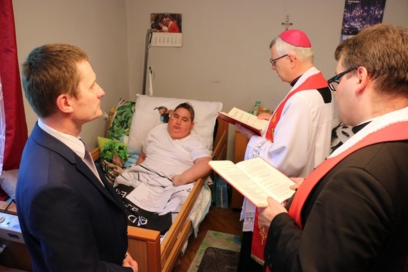13-letni Maksymilian chory na glejaka przyjął w domu sakrament bierzmowania
