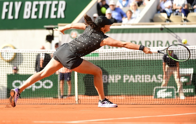 French Open - Świątek przegrała z broniącą tytułu Halep