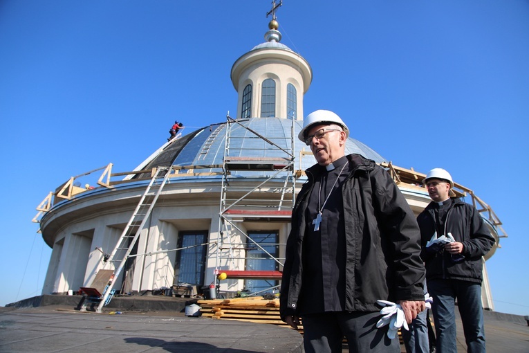 Abp Wiktor Skworc odwiedził prowadzących prace na kopule katowickiej katedry